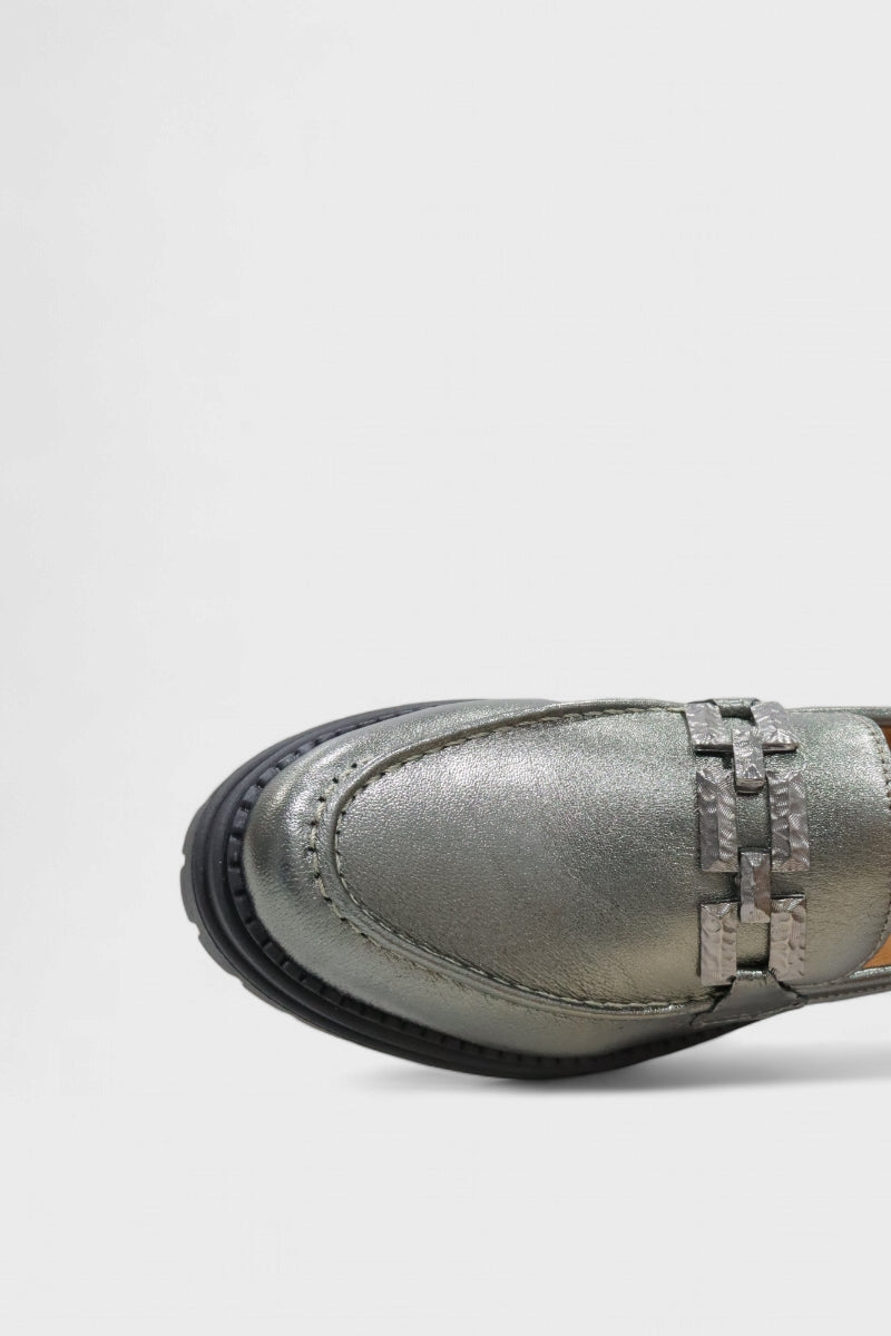 Sapatos mocassim de sola chunky em pele metalizada para mulher Daydoc Niterói chumbo