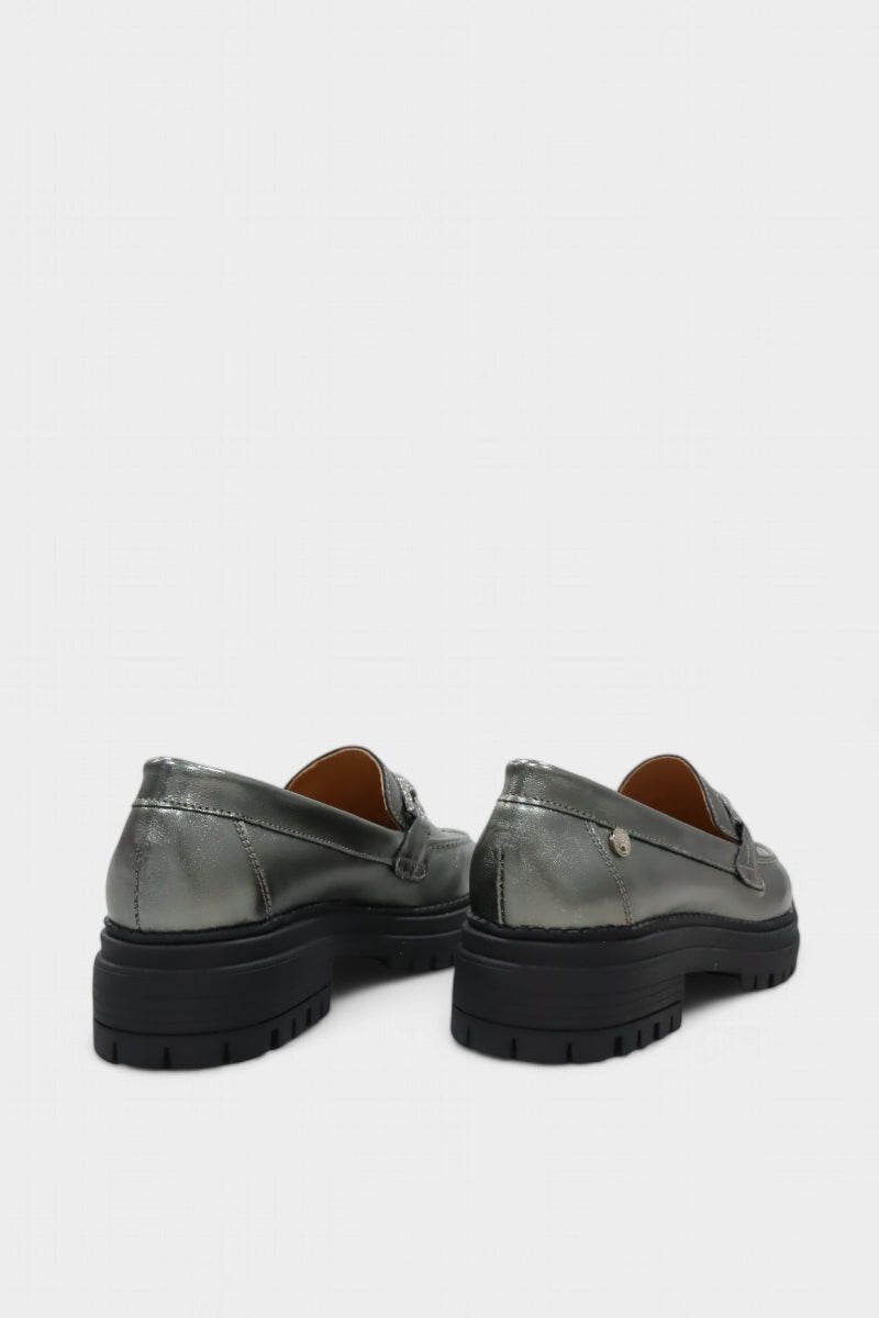 Sapatos mocassim de sola chunky em pele metalizada para mulher Daydoc Niterói chumbo