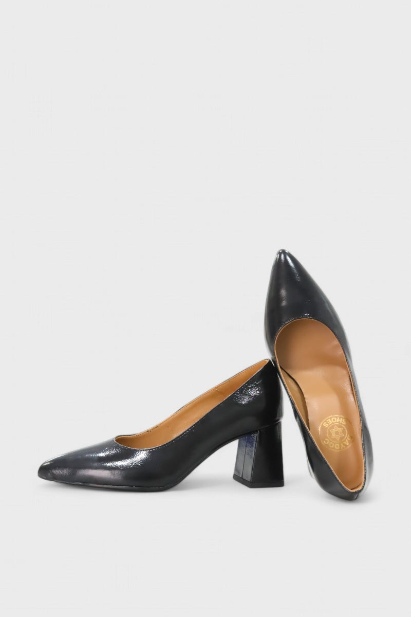 Detalhe do salto alto verniz preto Estoril 