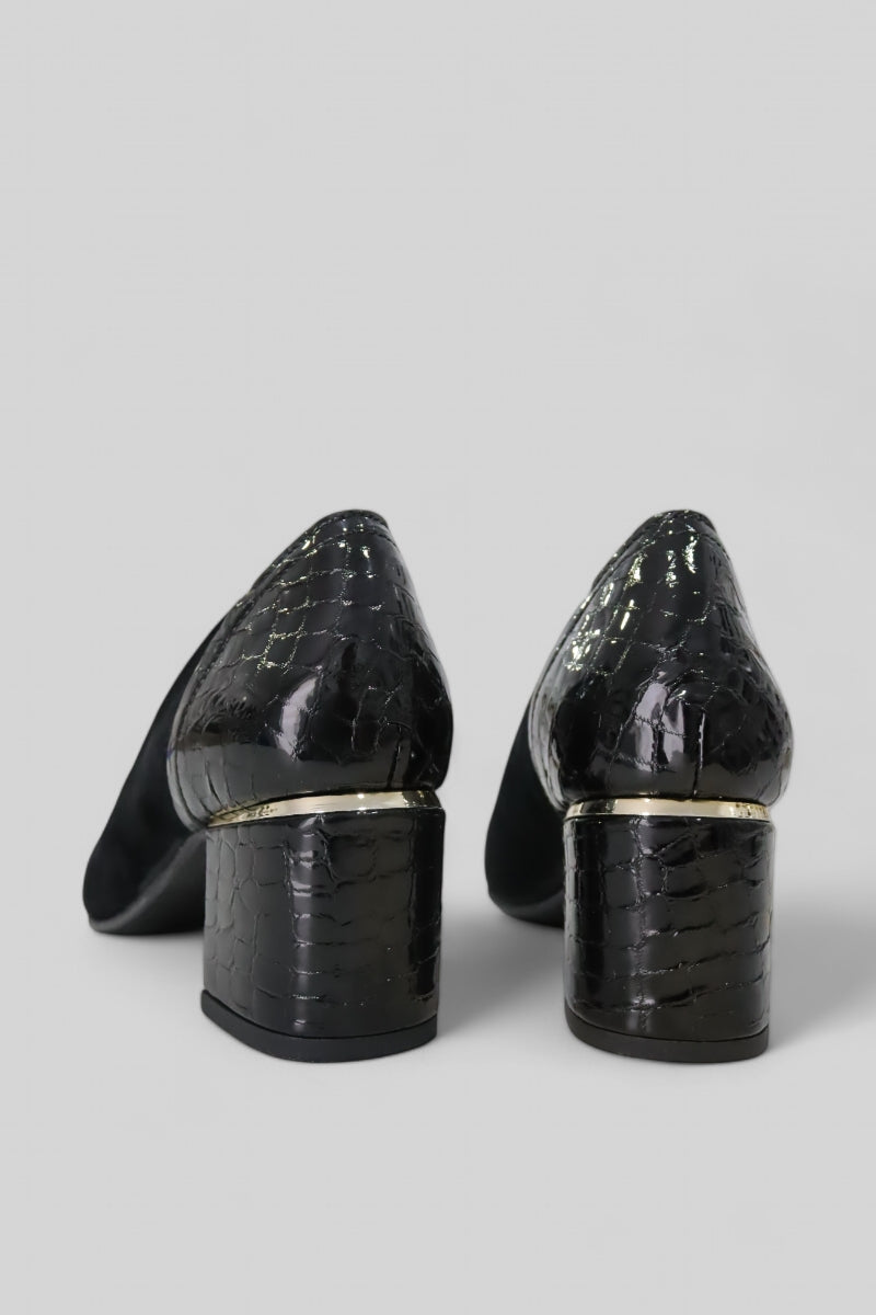 Detalhe do tacão em verniz croco dos sapatos Cascais preto