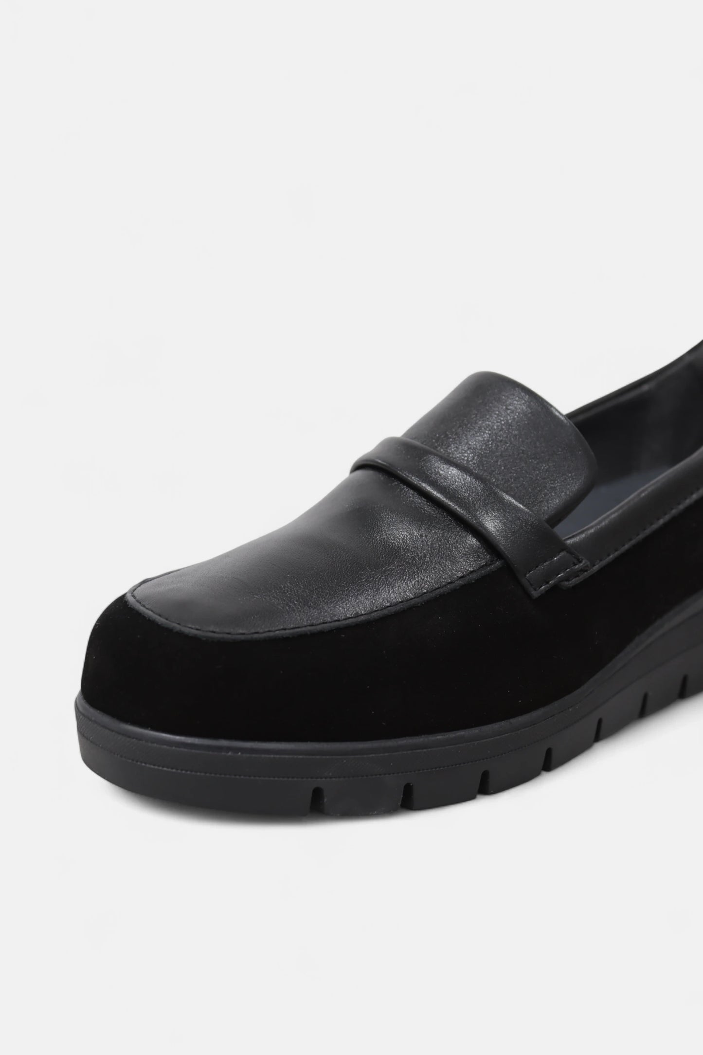 Mocassins pretos Daydoc Sevilha em camurça e pele gravada femininos