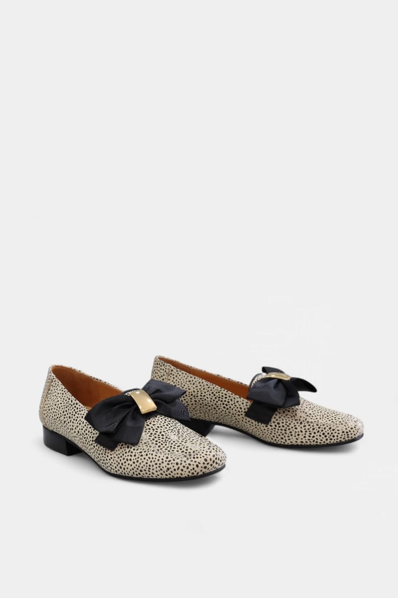 Sapatos mocassim mulher Daydoc Paris bege fantasia pintas pretas