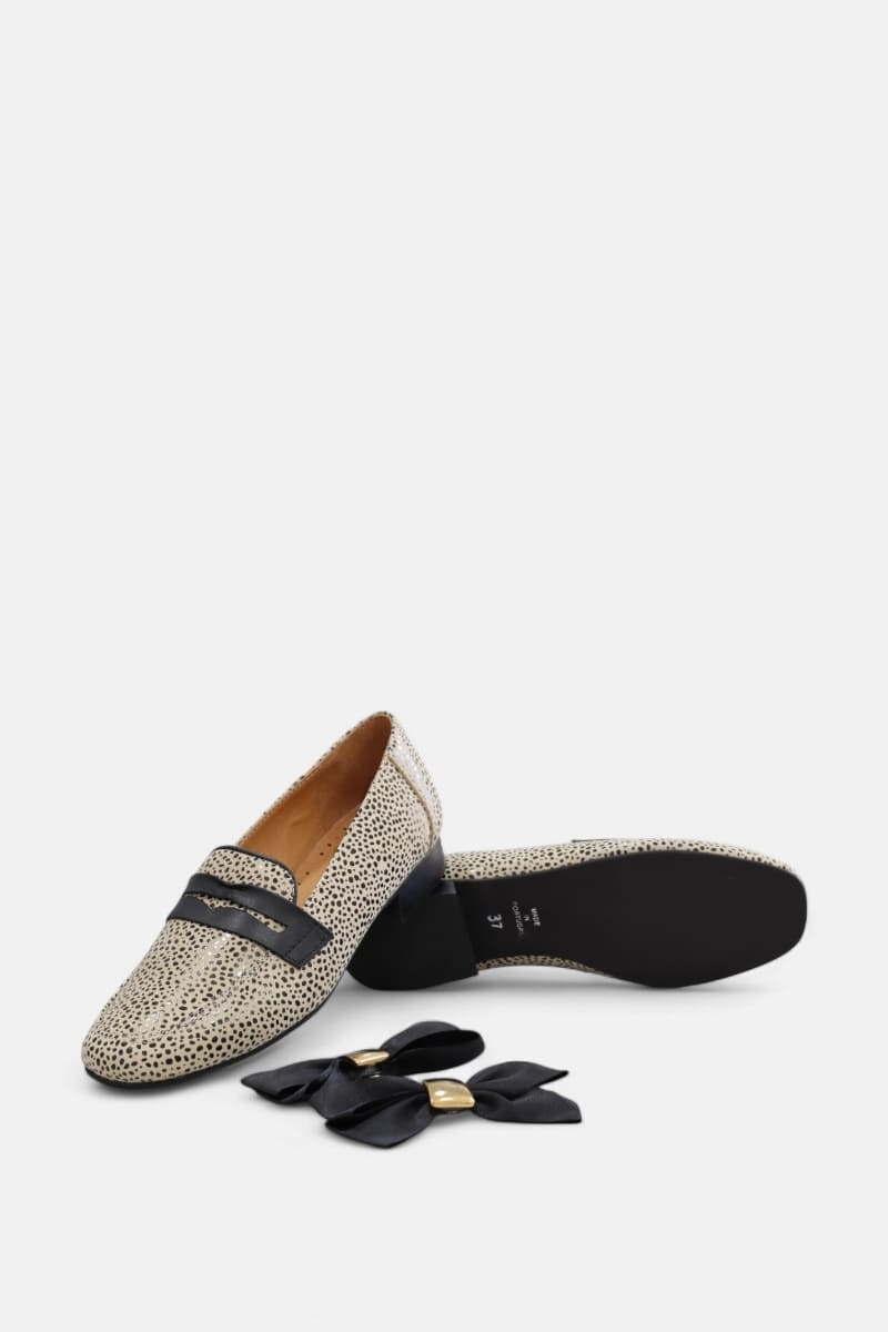 Sapatos mocassim Daydoc Paris bege com laço extraível decorativo