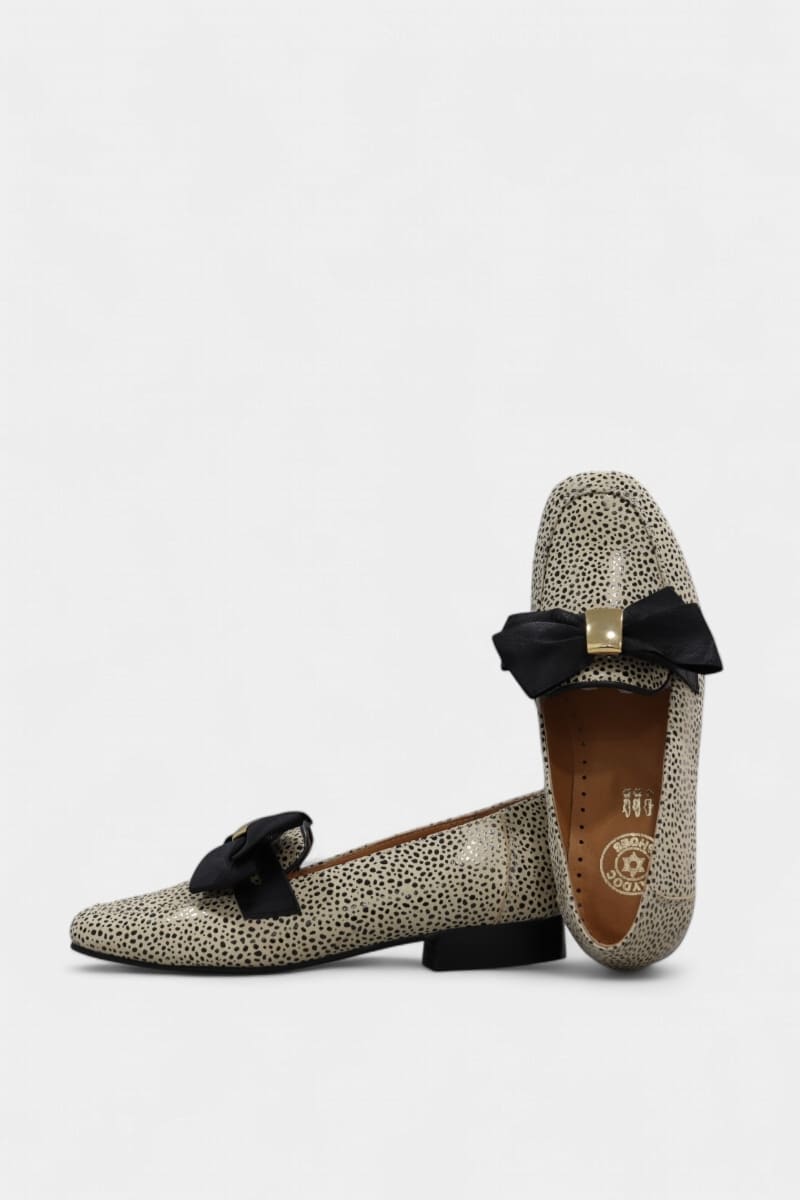 Mocassim pele bege Daydoc Paris com travessão e salto baixo