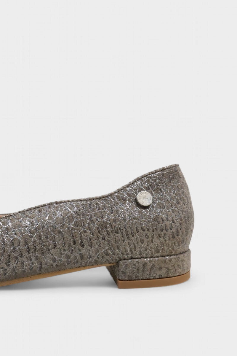 Sapatos de salto baixo em camurça decorada para mulher Daydoc Braga taupe