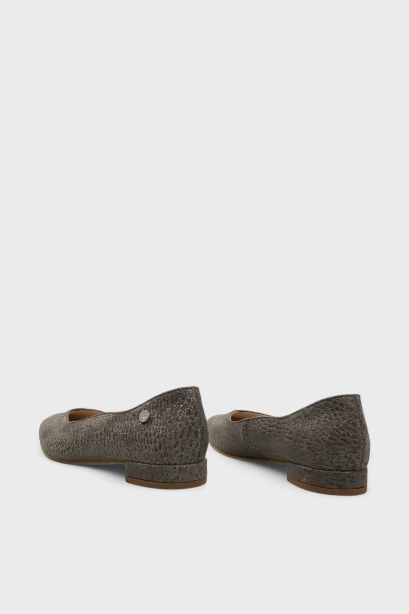 Sapatos de salto baixo em camurça decorada para mulher Daydoc Braga taupe