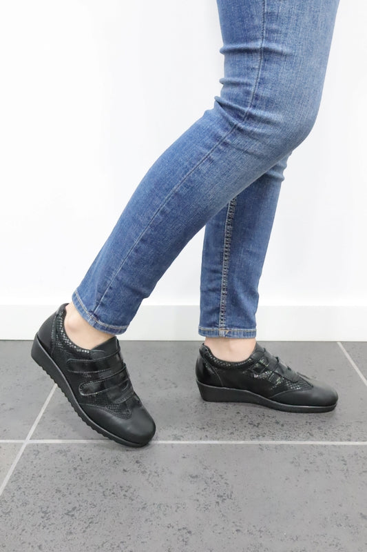 Detalhe do fecho em velcro dos sapatos de pele Houston preto