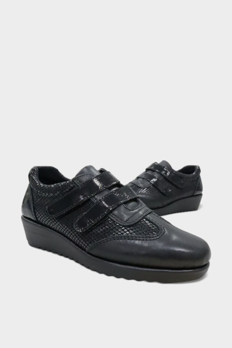 Vista lateral dos sapatos preto Houston com sola de cunha baixa