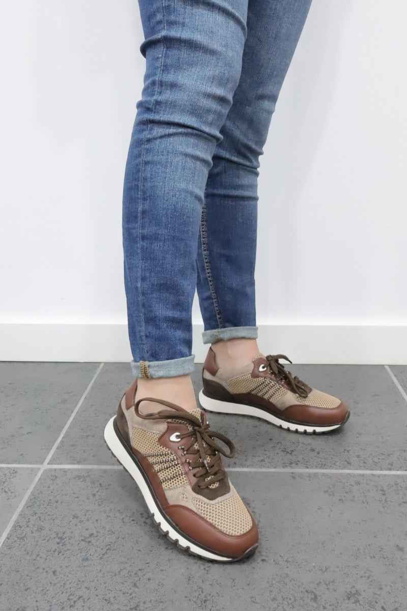 Modelo Mafra castanho com fecho lateral e sola bicolor antiderrapante