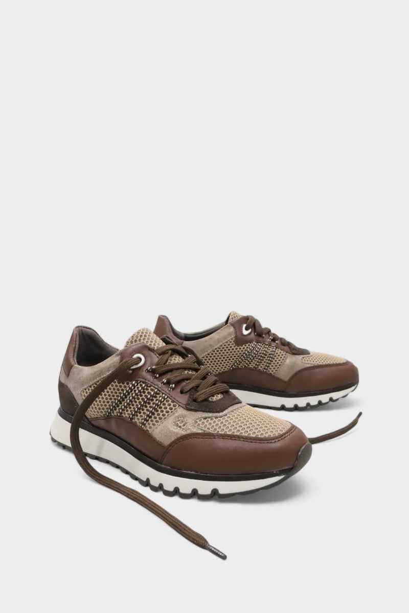 Sapatilhas femininas castanhas com pele macia e rede têxtil respirável
